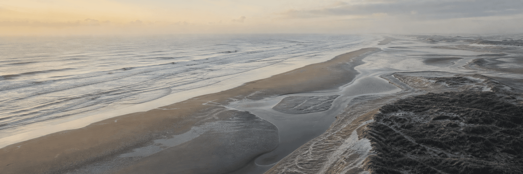 Interprétation visuelle d’une plage et de ses chenaux au lever du jour.